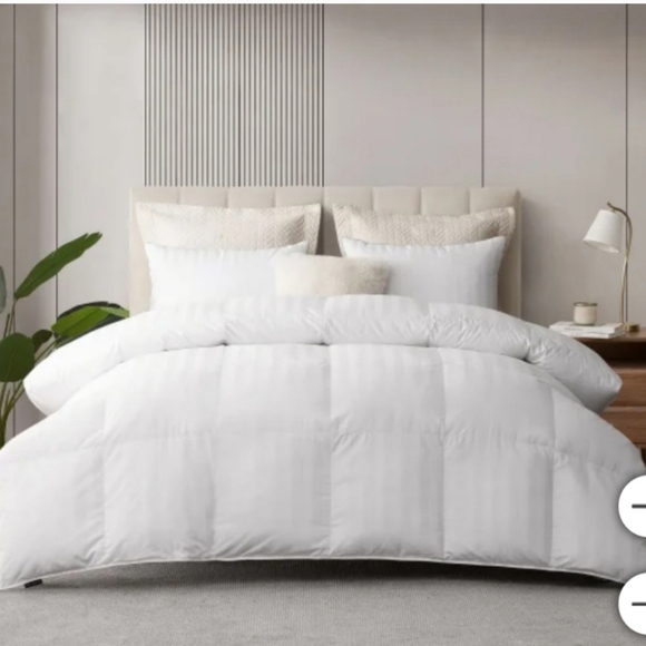 Hotel Grand White Down Comforter, new - Picture 1 of 12